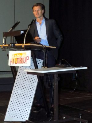 Prof. Dr. S. Klaus erläutert was beachtet werden muss, wenn eine Operation ansteht.