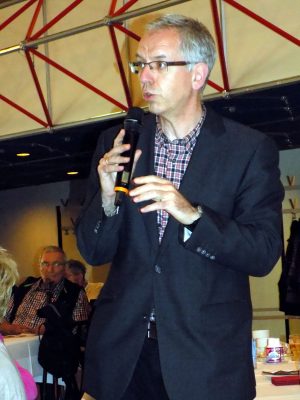 Dr. Wolfgang Kusch begrüßt die Gäste