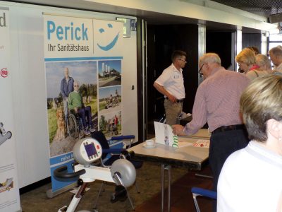 Der Stand vom Sanitätshaus Perick ist eine gefragte Informationsquelle in der Pause.