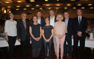 Hinten v. l. : Ergotherapeutin Diana Haubrich, Dr. Wolfgang Kusch, Prof. Dr. Stephan Klaus, Dr. Hubertus Lohmann, Dr. Michael Ohms, Dr. Gabor Egervari von v. l.: Logopädin Julia Schwarze, die Parkinson Nurses Carolin Stöber und Simone Merschoff
