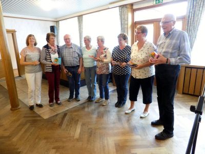 Für ihre Beiträge zum Sommerfest 2017 nahmen (v. l.) Margret Krauße, Helga Wehry, Hermann Wesbuer, Margret Hartwig, Irene Borgs, Jutta Voss, Veronika Trötschler und Willi Jürgens neben reichlichem Applaus ein kleines Dankeschön in Empfang.