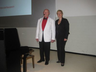 Die Pianistin Anita Everink (Losser, NL) und Bassbariton Walter Winter (Ochtrup) vom Parkinson-Forum Kreis Steinfurt trugen mit „Als Büblein klein,“ „ Wenn auch die Jahre enteilen“ und „Ich war noch niemals in New York“ auf musikalische Weise zum Gelingen der Veranstaltung des UKM bei und ernteten den verdient großen Applaus.