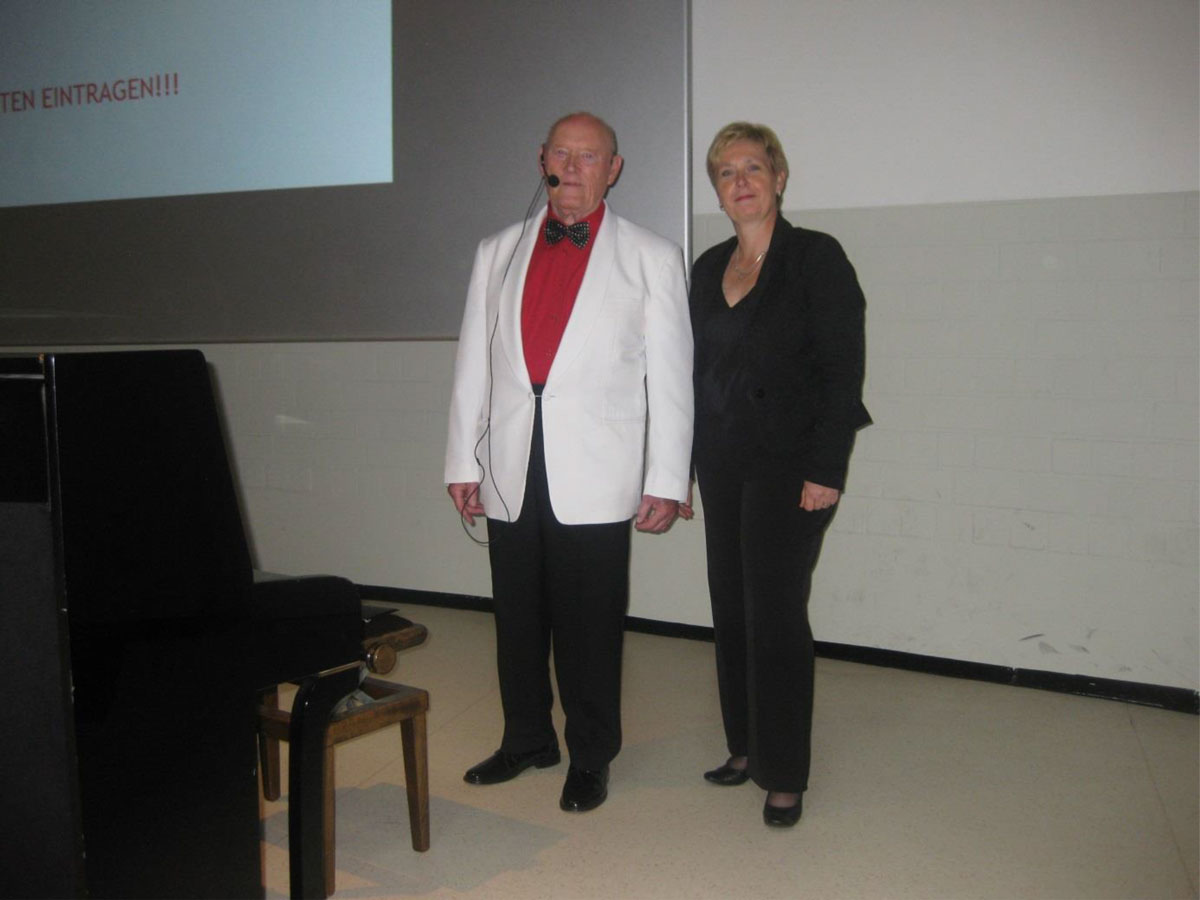 Die Pianistin Anita Everink (Losser, NL) und Bassbariton Walter Winter (Ochtrup) vom Parkinson-Forum Kreis Steinfurt trugen mit „Als Büblein klein,“ „ Wenn auch die Jahre enteilen“ und „Ich war noch niemals in New York“ auf musikalische Weise zum Gelingen der Veranstaltung des UKM bei und ernteten den verdient großen Applaus.