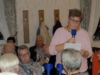 Veronika Trötschler bedankt sich im Namen des Vereins beim Vorstand