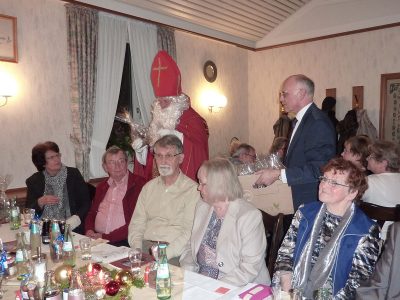 Der Nikolaus verteilt Geschenke...