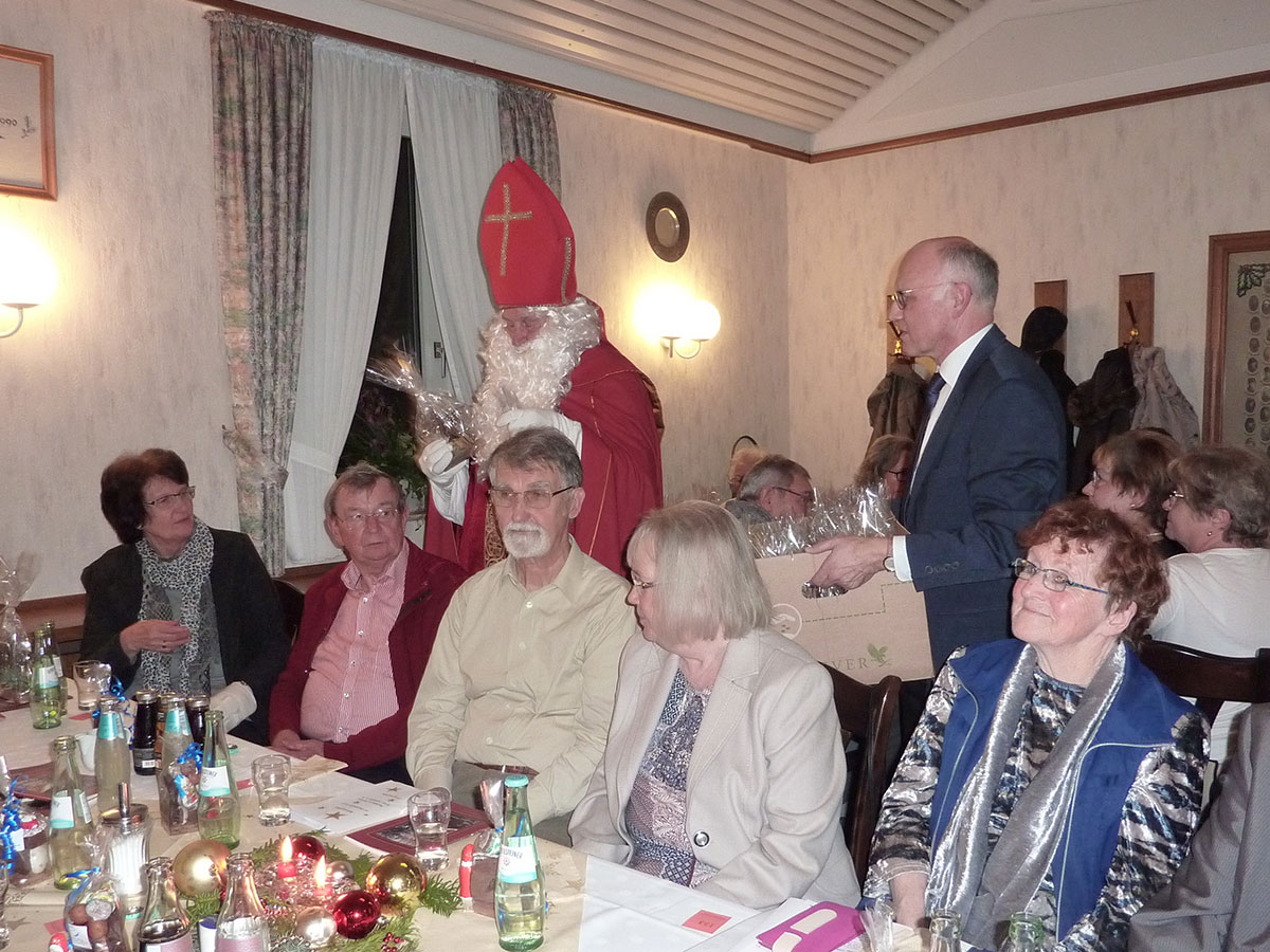 Der Nikolaus verteilt Geschenke...