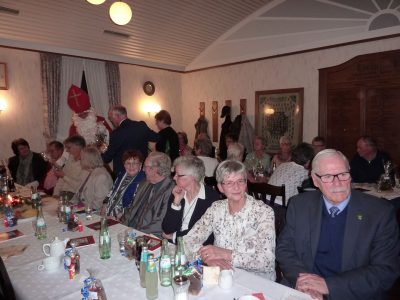 Der Nikolaus verteilt Geschenke...