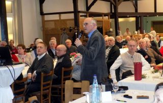 Reiner Krauße erläutert die Erkrankung Morbus Parkinson.