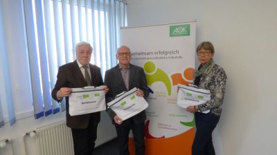 Norbert Klapper, Reiner Krauße und AOK-Mitarbeiterin Annette Jandaurek freuen sich, jetzt alle Mitglieder des Parkinson-Forums mit der Notfalltasche ausrüsten zu können.