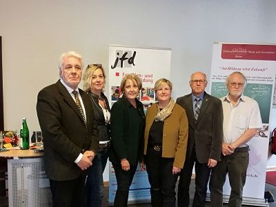 (v. l.) Norbert Klapper (Dozent und Vorsitzender des Parkinson-Forums), Brunhilde Dierkes-Zumhasch (Jugend- und Familiendienst Rheine) Petra Berger (Caritas Bildungszentrum für Pflege und Gesundheit Rheine / Emsdetten), Claudia Middendorf, Reiner Krauße und Hagen Libeau (Parkinson-Forum).