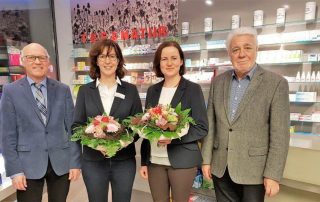 Blumen für die Damen. (v. l.) Reiner Krauße und Norbert Klapper verabschiedeten Doris Lienkamp und begrüßten Mirjam Wartena.