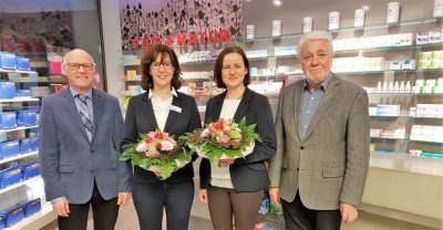 Blumen für die Damen. (v. l.) Reiner Krauße und Norbert Klapper verabschiedeten Doris Lienkamp und begrüßten Mirjam Wartena.