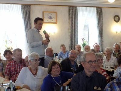 Dr. Ritter referiert beim Gruppentreffen.