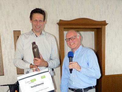 (v.l.) Reiner Krauße übergibt eine Notfalltasche an Dr. Ritter.