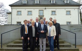 Auf dem Foto von links nach rechts zu sehen: Prof. Hans-Jörg Assion, Reiner Krauße, Hagen Libeau, Bärbel Wiedermann, Dr. Prosper Rodewyk, Landrat Michael Makiolla, Prof. Gereon Heuft, Prof. Rolf Hirsch, Angelika Chur, Dr. Petra Dlugosch, Hans Zakel.