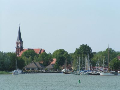 Blick vom Bodden auf den Wustrower Hafen