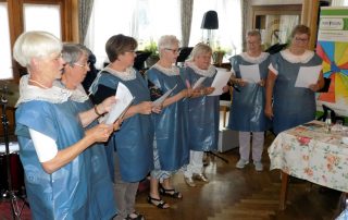 Der neue Kleidertrend: "Sind wir nicht schick?" von links: Margret Surmund, Irene Borgs, Jutta Voss, Karin Bradt, Veronika Schulten, Ursula Schoo, Veronika Trötschler