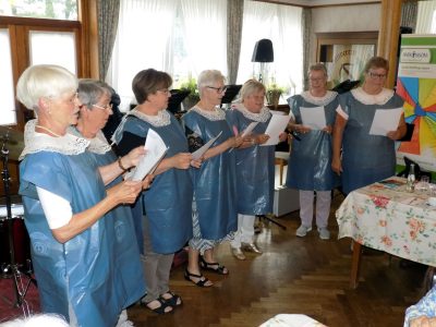 Der neue Kleidertrend: "Sind wir nicht schick?" von links: Margret Surmund, Irene Borgs, Jutta Voss, Karin Bradt, Veronika Schulten, Ursula Schoo, Veronika Trötschler