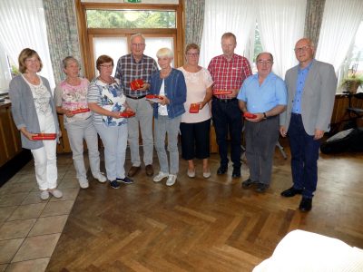 Die Akteure erhalten für ihren Auftritt ein "Dankeschön-Präsent"