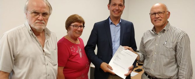 Übergabe der Kooperationsvereinbarung v.l.n.r: Hagen Libeau, Dorothea Stauvermann, Prof. Dr. Tobias Warnecke, Reiner Krauße.