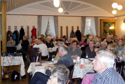 Voller Saal beim Gruppentreffen