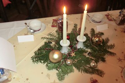 Festlich geschmückte Tafel, es ist wieder schön bei Teepe.