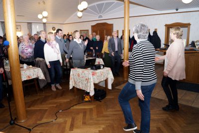 Flotte Gymnastik zum Auftakt mit Angelika Relt und Angelika Sörgel.