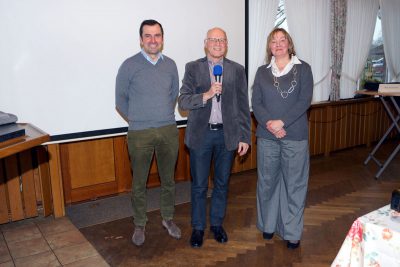 Reiner Krauße (Mitte) dankt den Referenten Dr. Pérez-González und Jeannette Overbeck.