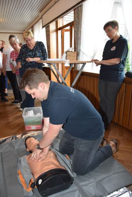 Erste Hilfe Übungen am Körpermodell.
