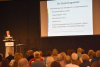 Dr. Ohms beleuchtet schwerwiegende Nebenwirkungen von Parkinson-Medikamenten.