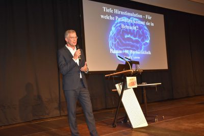 Dr. Lehrke referiert zur Tiefen Hirnstimulation.