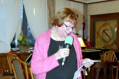 Helga Wehry liest die Geschichte vom Baumwollfaden.