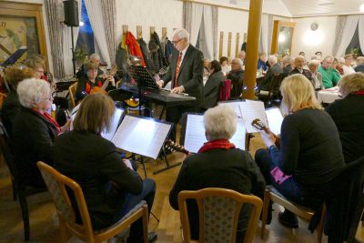 Das Mandolinen-Orchester Emsdetten unter der Leitung von Kapellmeister Karl-Heinz Keller sorgt für stimmungsvolle Klänge.