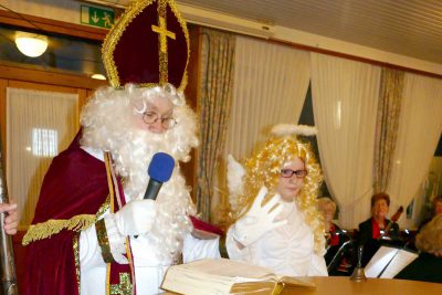 Der Nikolaus schaut ins Buch: Wie war das Jahr? Wir waren sehr aktiv...