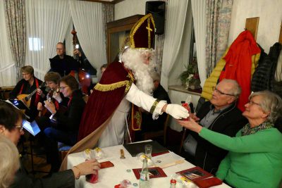 Zünden Sie die Kerze an, schöne Festtage und bis zum nächten Jahr...