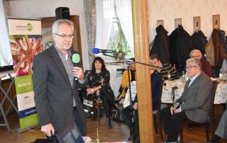 Dr. Kusch referiert mit dem Mikrofon in der Hand