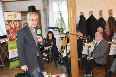 Dr. Kusch referiert mit dem Mikrofon in der Hand