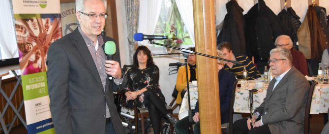 Dr. Kusch referiert mit dem Mikrofon in der Hand