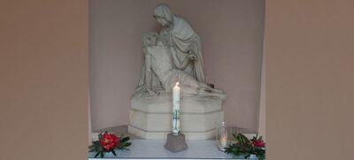 angezündete Kerze in der Kapelle