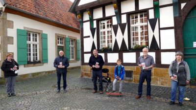 Auf dem Bild zu sehen vor einer Fachwerkhaus-Kulisse: Dorothea Stauvermann, Reiner Krauße, Rolf Hötker , Sverre Schengel, Hagen Libeau, Elvira Hüging.