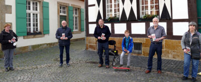 Auf dem Bild zu sehen vor einer Fachwerkhaus-Kulisse: Dorothea Stauvermann, Reiner Krauße, Rolf Hötker , Sverre Schengel, Hagen Libeau, Elvira Hüging.
