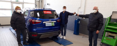 Reiner Krauße (r.) nimmt die Schlüssel des Dienstwagens von Marcus Bahlmann, Ford Thiel, entgegen. Von links: Dorothea Stauvermann, Marcus Bahlmann, Reiner Krauße