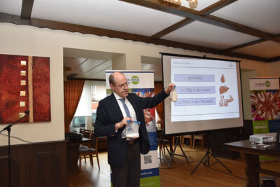 Dr. Peter Krege zeigt, wie viel Zucker in Blut, Leber und Muskeln passen.