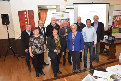 Stefan Wolters (2. stellv. Vorsitzender), Marlis Düsing, (Vors. VdK OV Hörstel), Dr. Peter Krege, Bürgermeisterin Claudia Bögel-Hoyer, dahinter Rudolf Fraune (VdK OV Laer / Horstmar), Dorothea Stauvermann, (1. stellv Vorsitzende), dahinter stellv. Bürgermeister Hans Günter Hahn, Dr. Siegfried Venn (Vors. VdK OV Schale), dahinter Hermann Lindhof, (Wahlleiter)