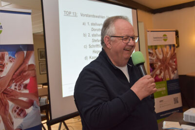 Kassierer Manfred Kuiper stellt sich den Teilnehmern humorvoll vor.